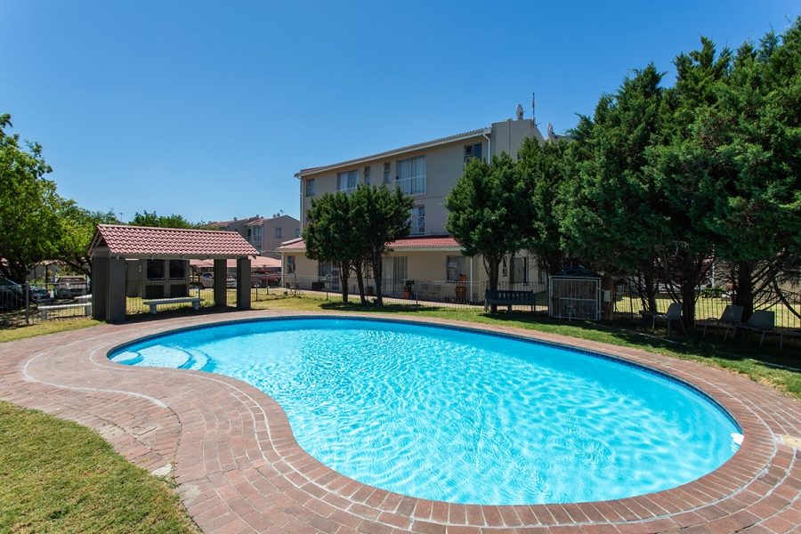 2 Bedroom Property for Sale in Oakglen Western Cape